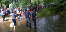 crowds line banks