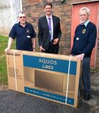 Lions Tom and Bernard presenting screen to Jon Duckham at WESC